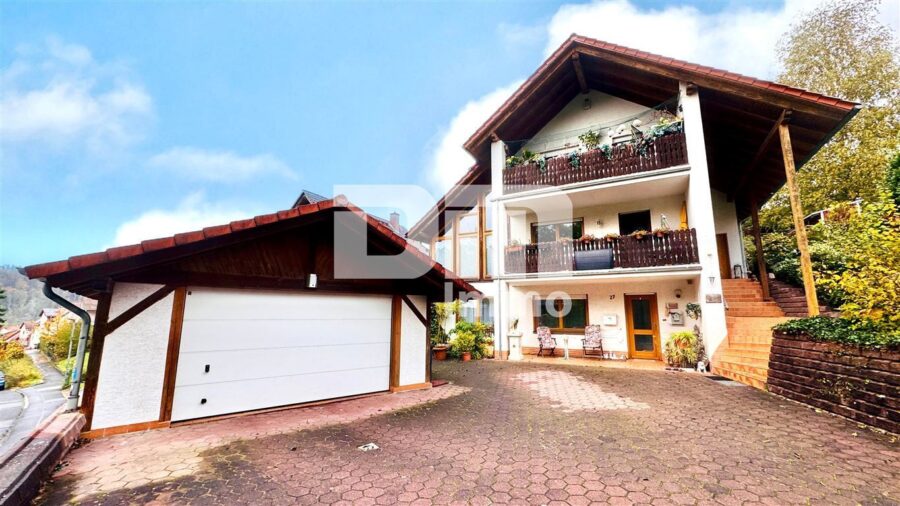 Einfamilienhaus mit Einliegerwohnung in Traumlage mit Terrasse, Naturgarten und Garage - Frontansicht / Garage / Hofbereich